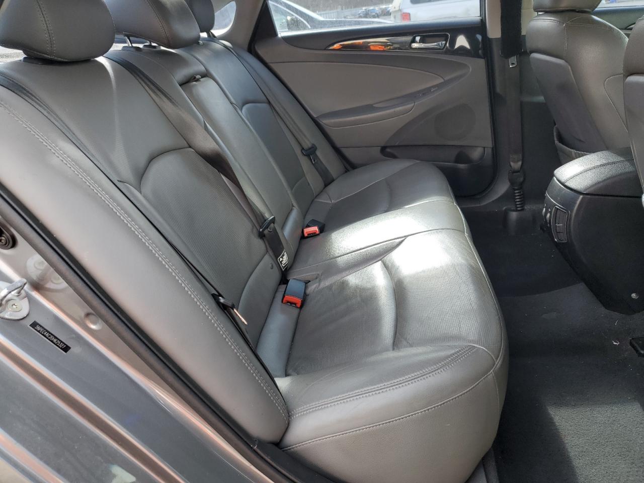 2013 Hyundai Sonata - Image 11