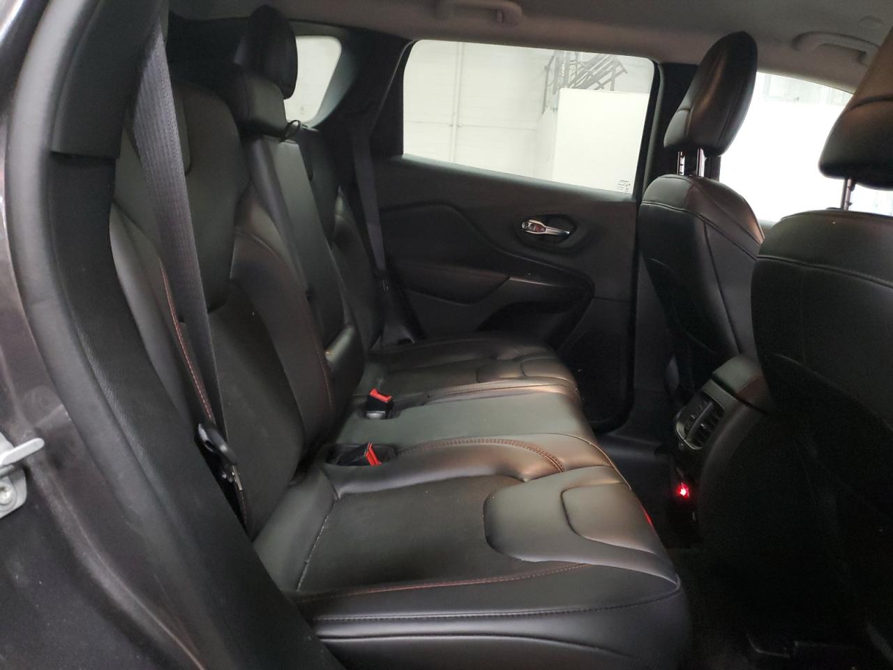 2020 Jeep Cherokee - Image 11