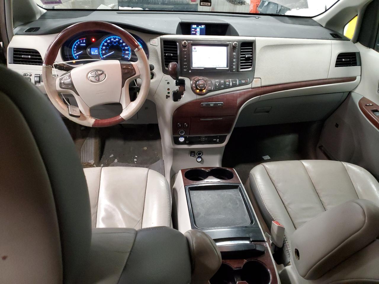 2011 Toyota Sienna - Image 8