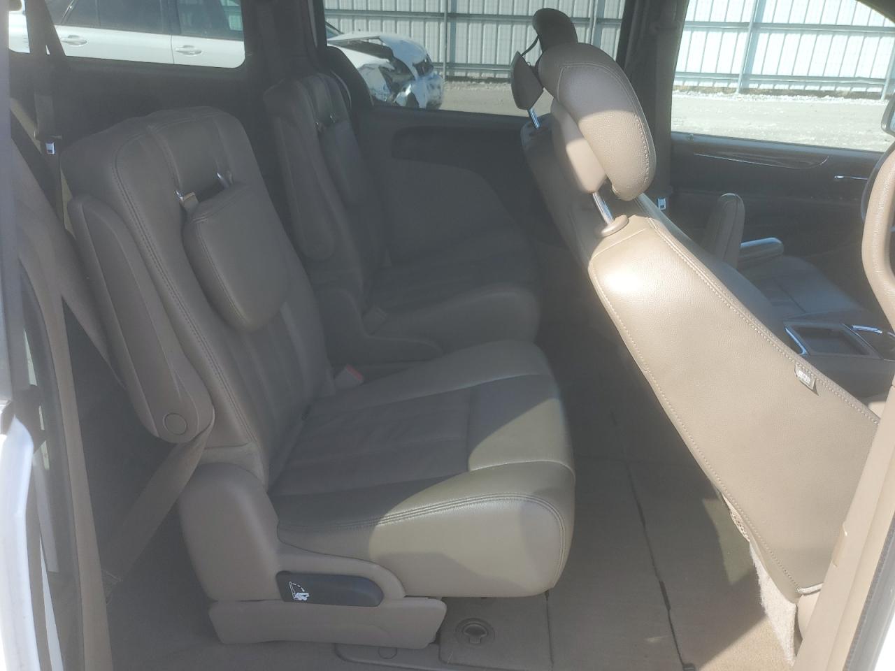 2014 Chrysler Town & Country - Image 11