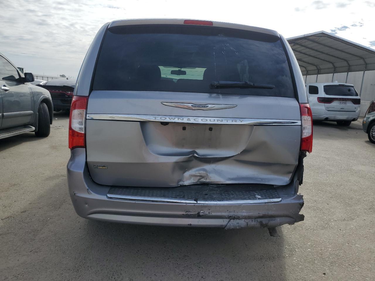 2016 Chrysler Town & Country - Image 6