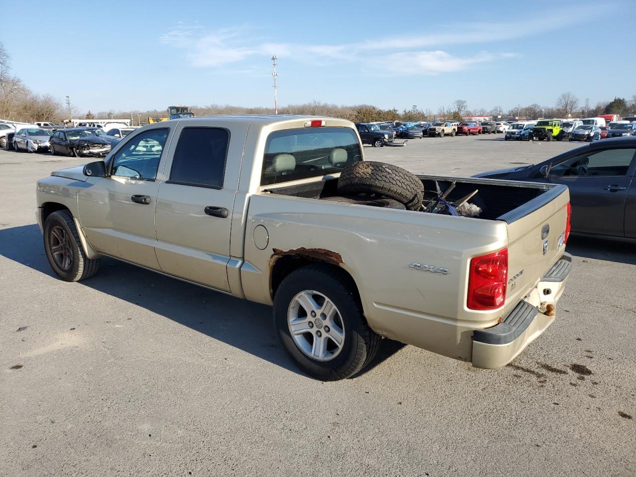 2011 Dodge Dakota - Image 2