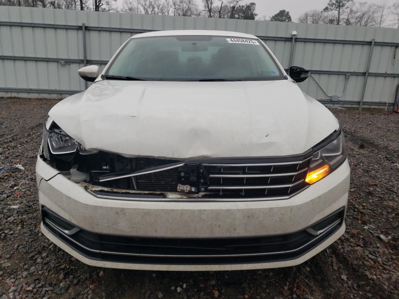2017 Volkswagen Passat - Image 5