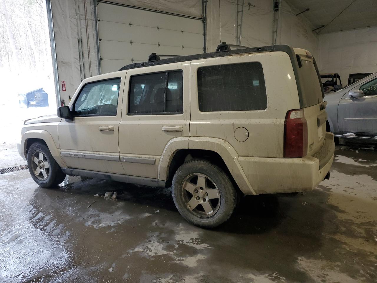 2010 Jeep Commander - Image 2