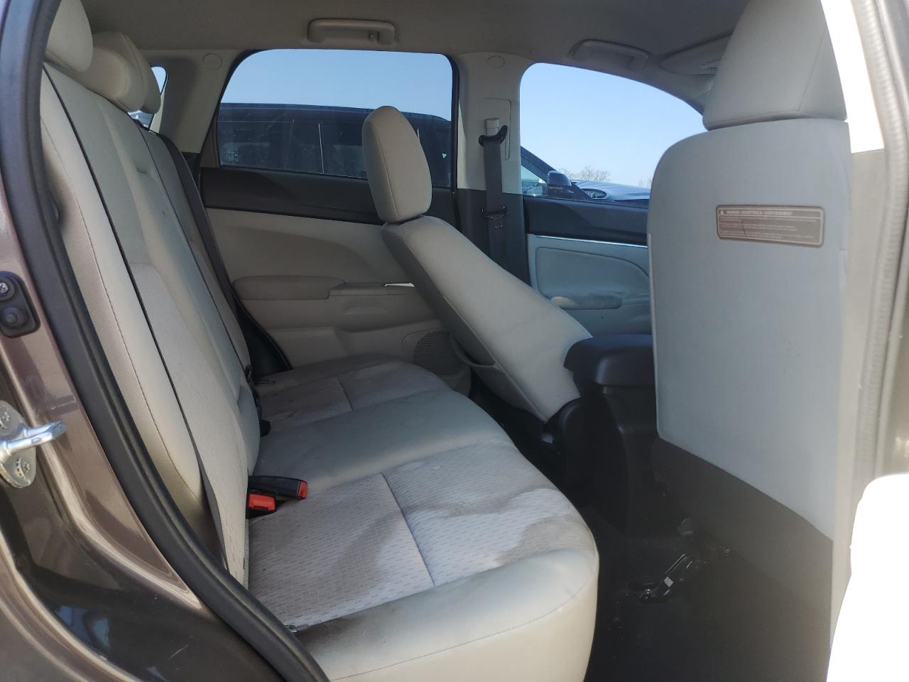 2017 Mitsubishi Outlander - Image 11