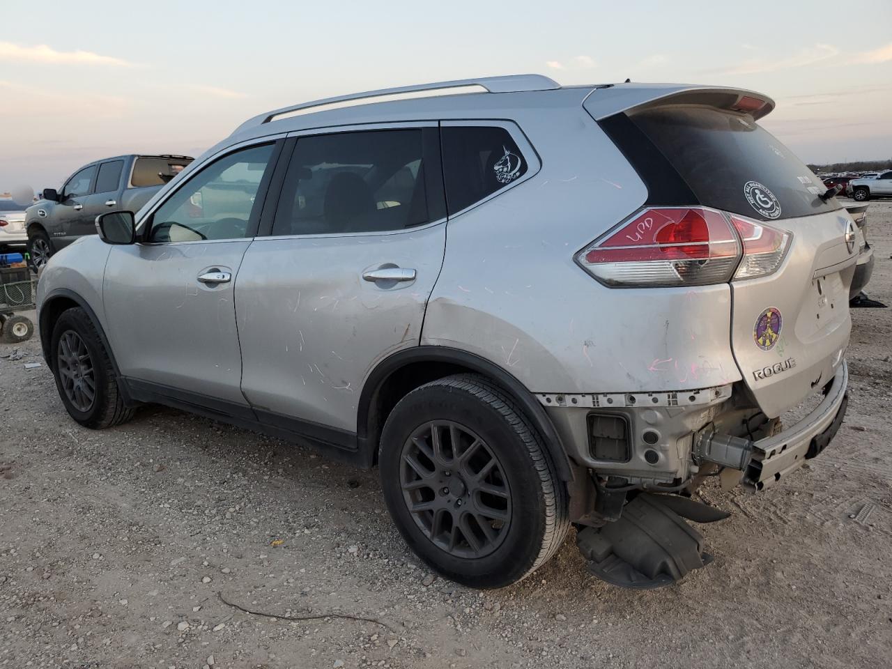 2015 Nissan Rogue - Image 2