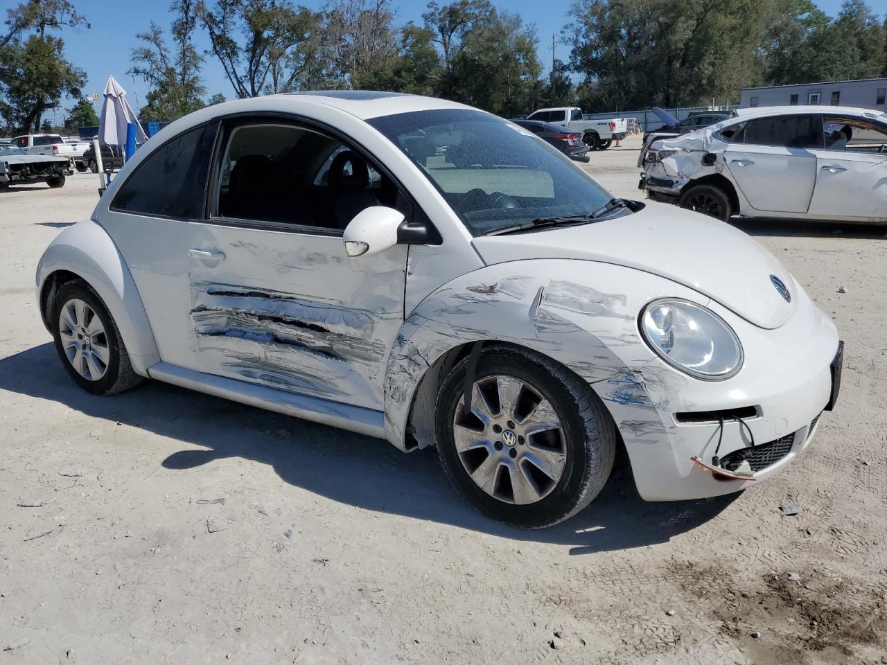 2010 Volkswagen Beetle - Image 4
