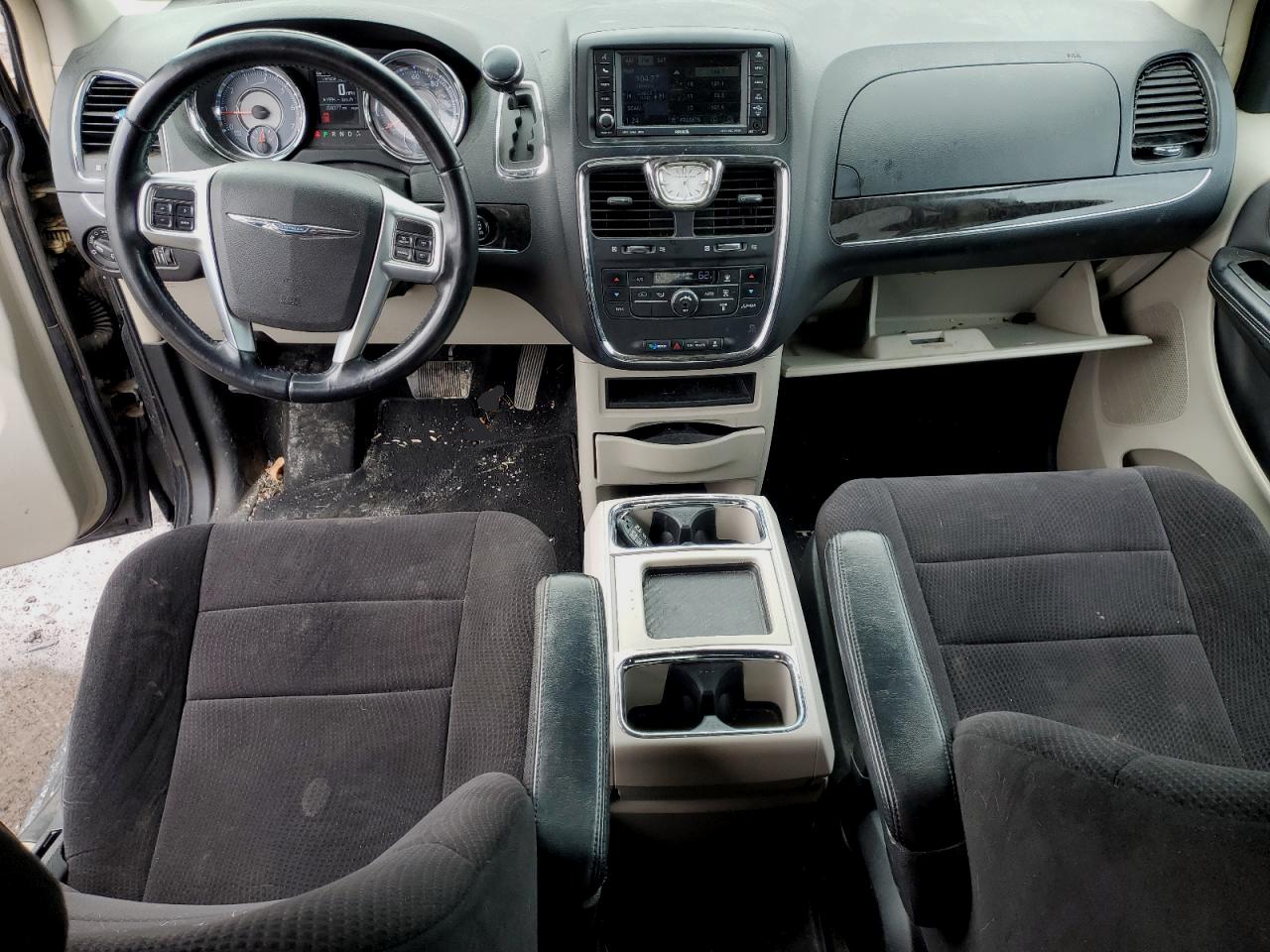 2011 Chrysler Town & Country - Image 8