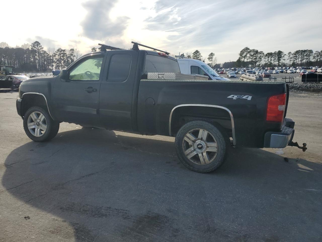 2007 Chevrolet Silverado - Image 2