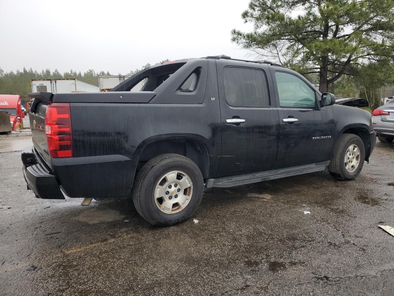 2011 Chevrolet Avalanche - Image 3