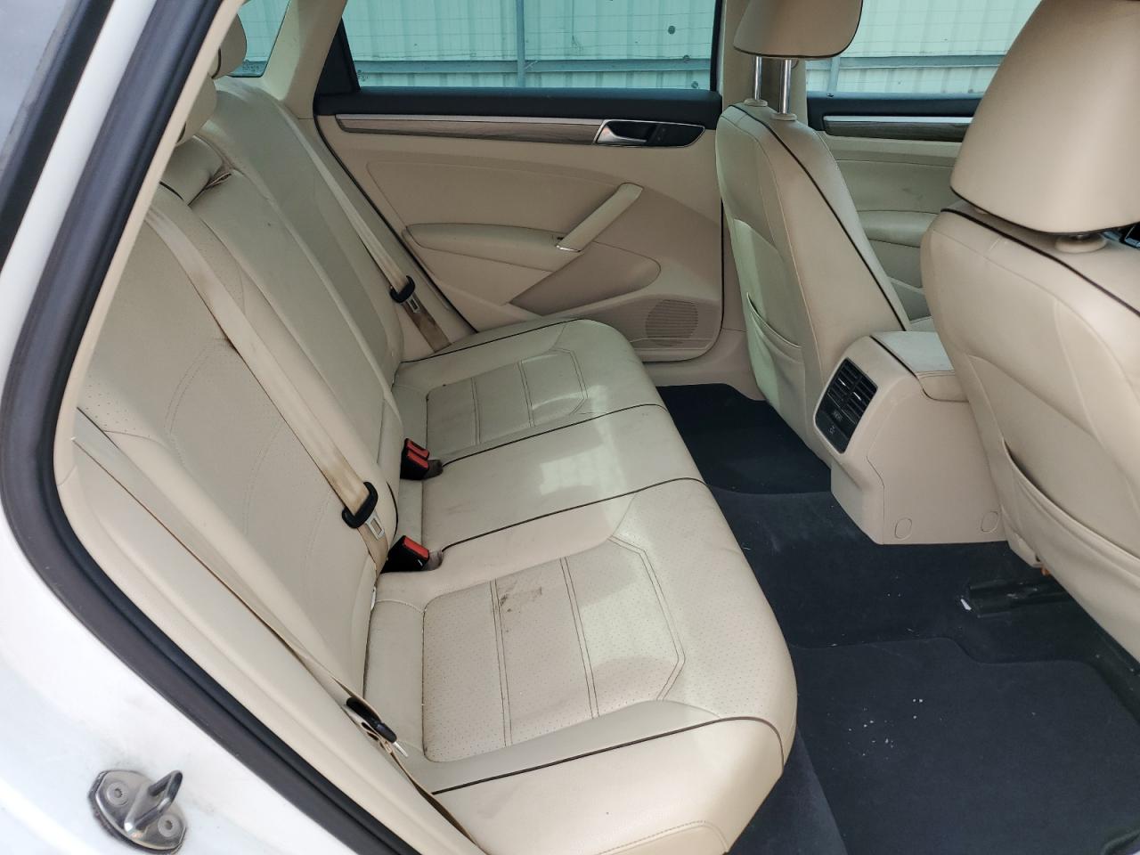 2016 Volkswagen Passat - Image 10