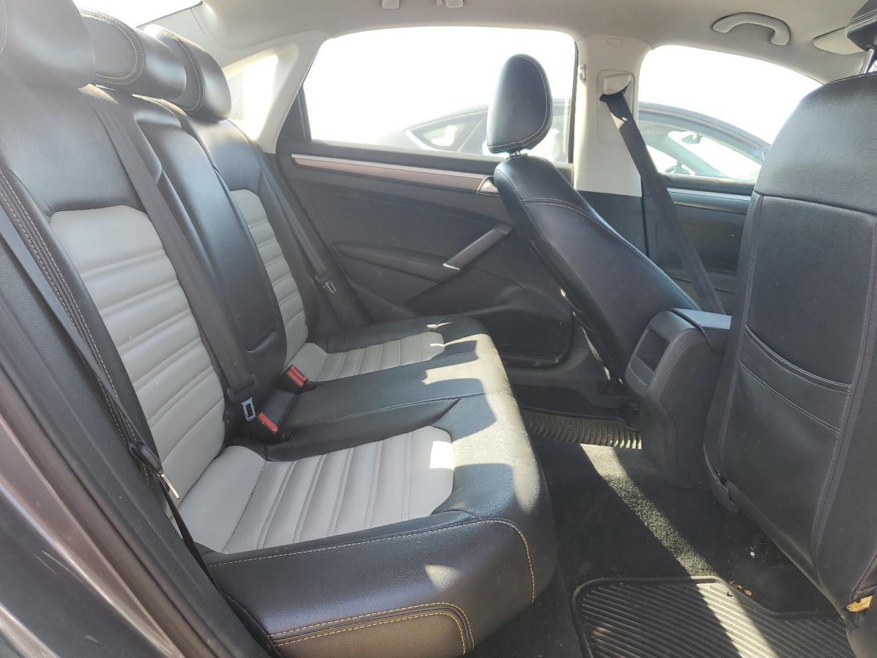 2016 Volkswagen Passat - Image 10