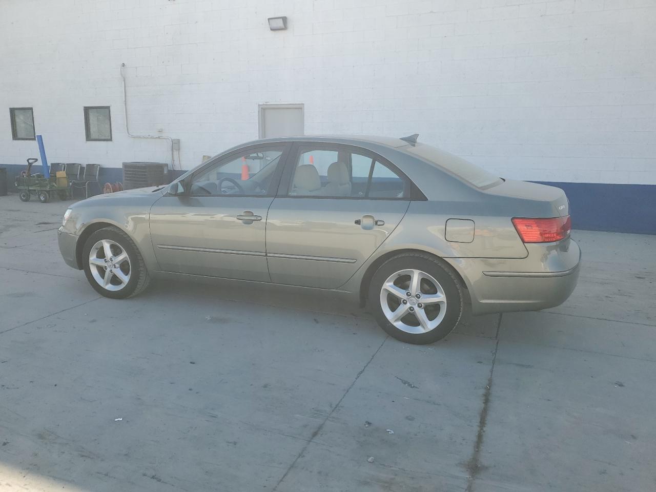 2010 Hyundai Sonata - Image 2