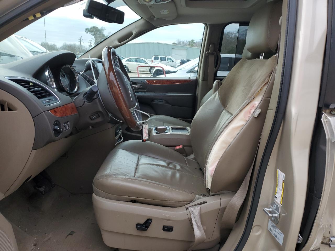 2015 Chrysler Town & Country - Image 7