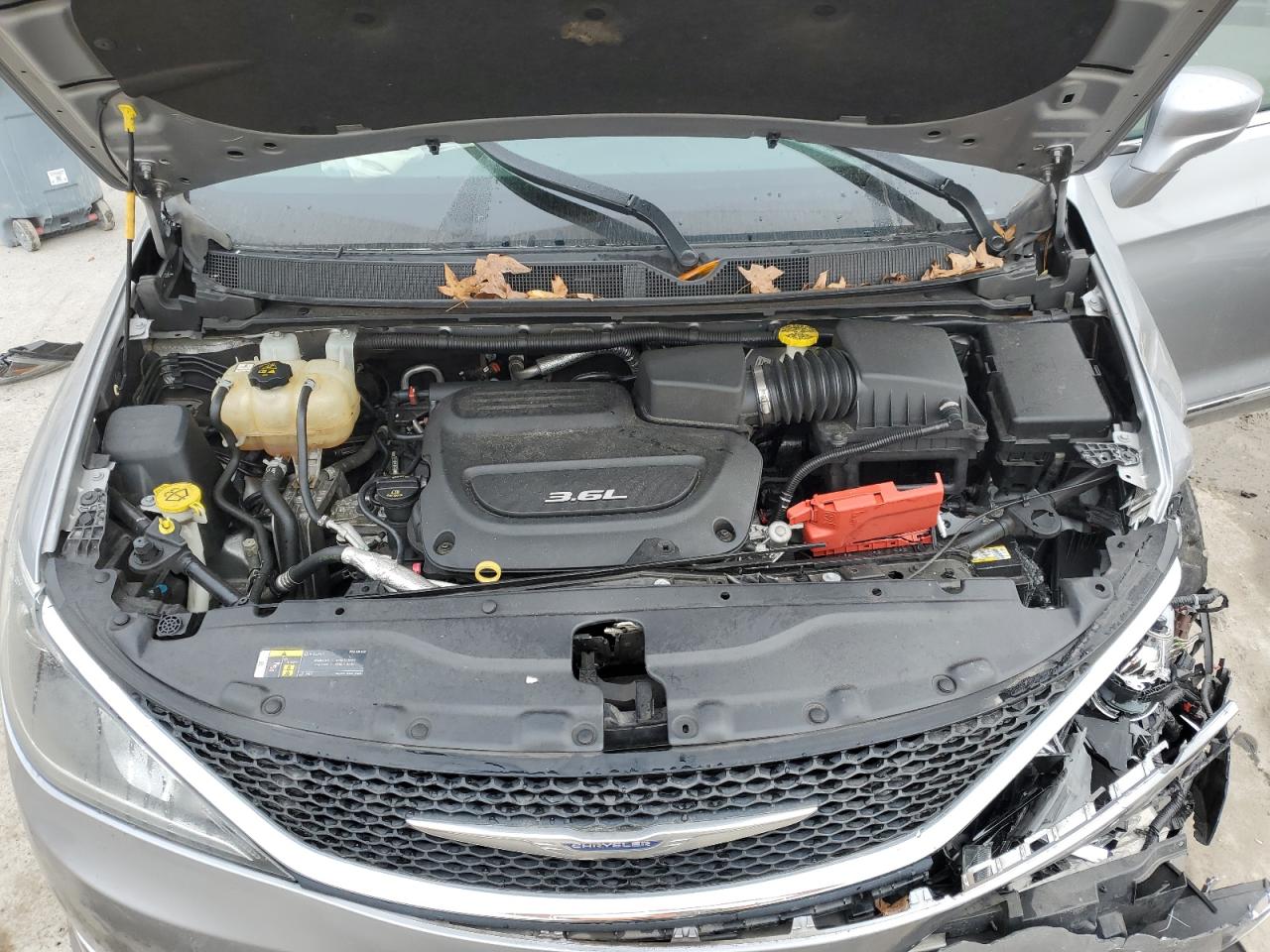 2018 Chrysler Pacifica - Image 12