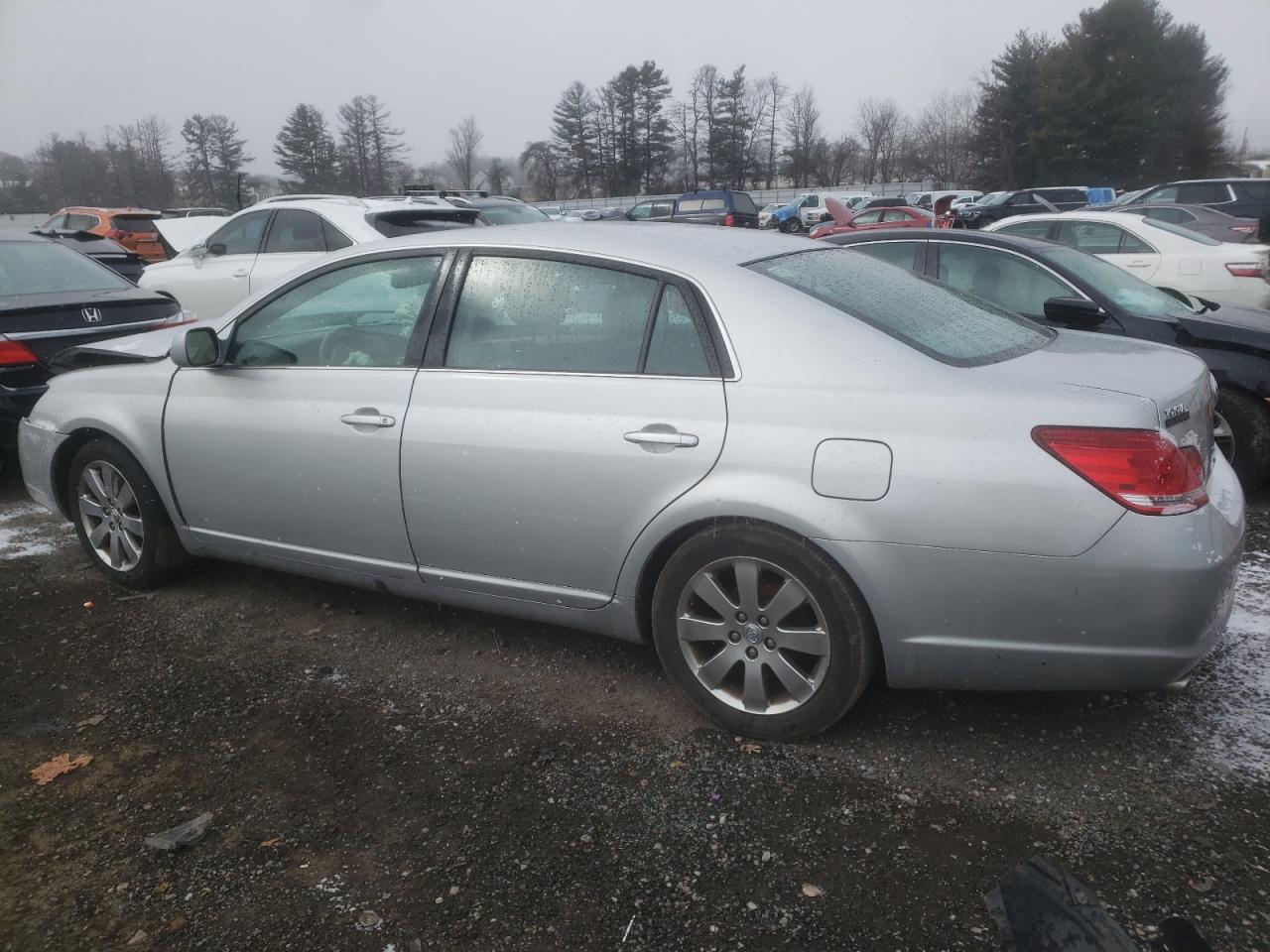 2005 Toyota Avalon - Image 2