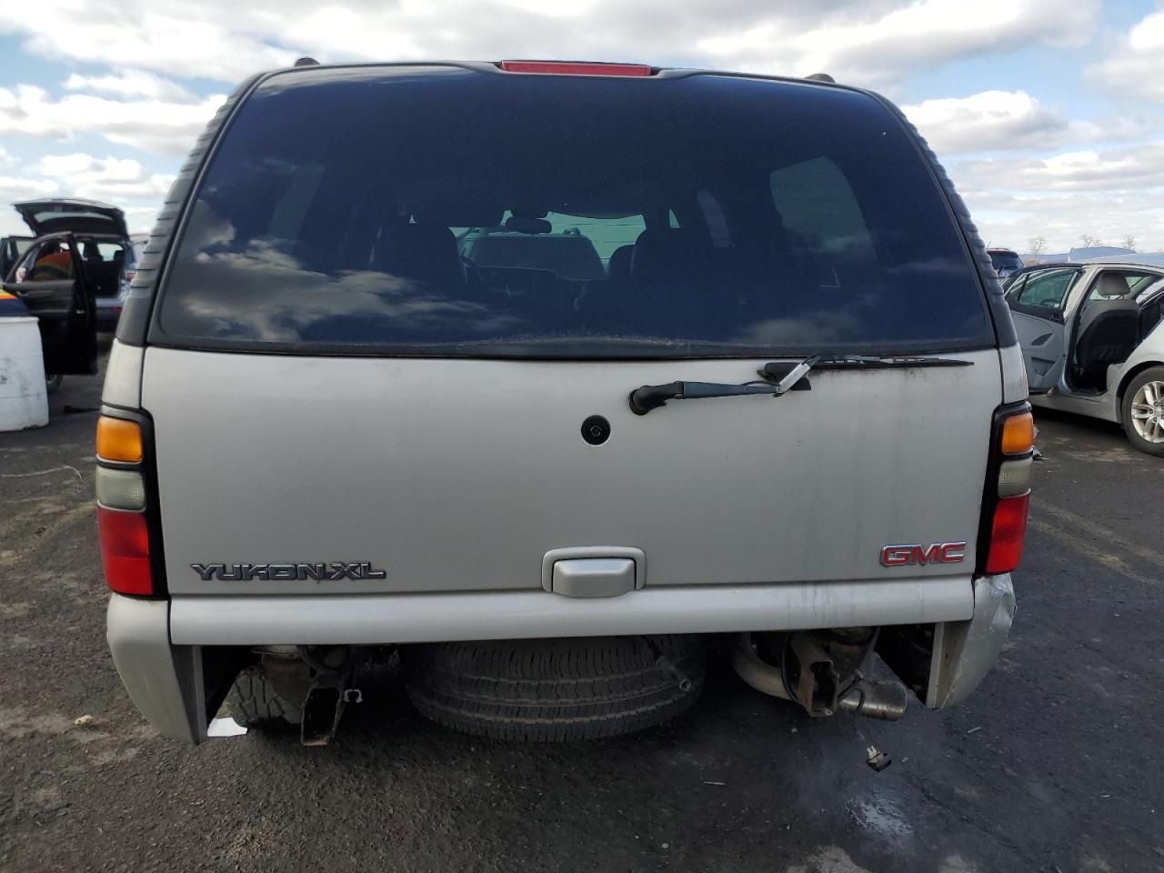 2004 GMC Yukon - Image 6