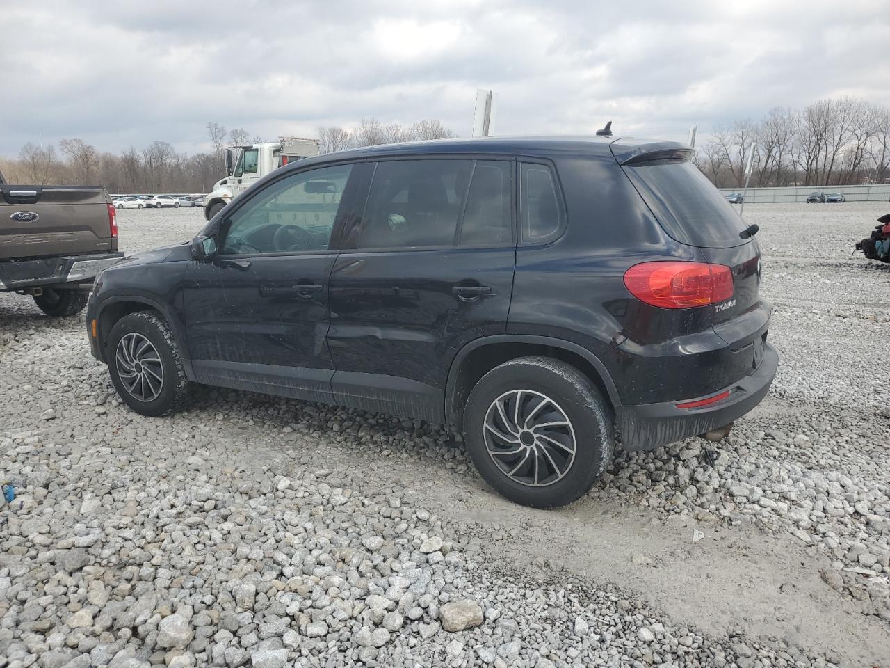 2017 Volkswagen Tiguan - Image 2