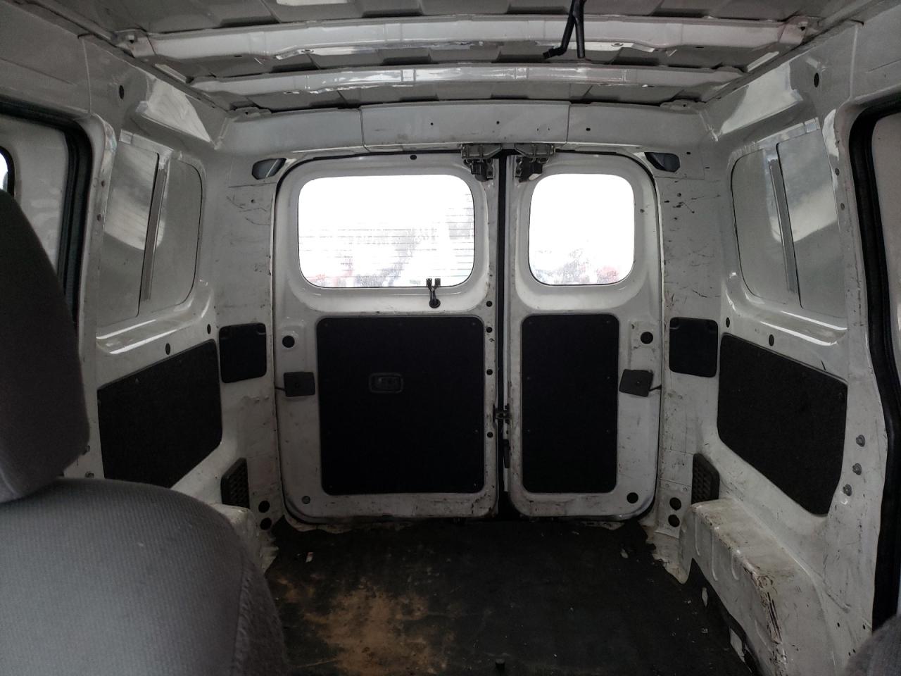 2015 Chevrolet Express - Image 10