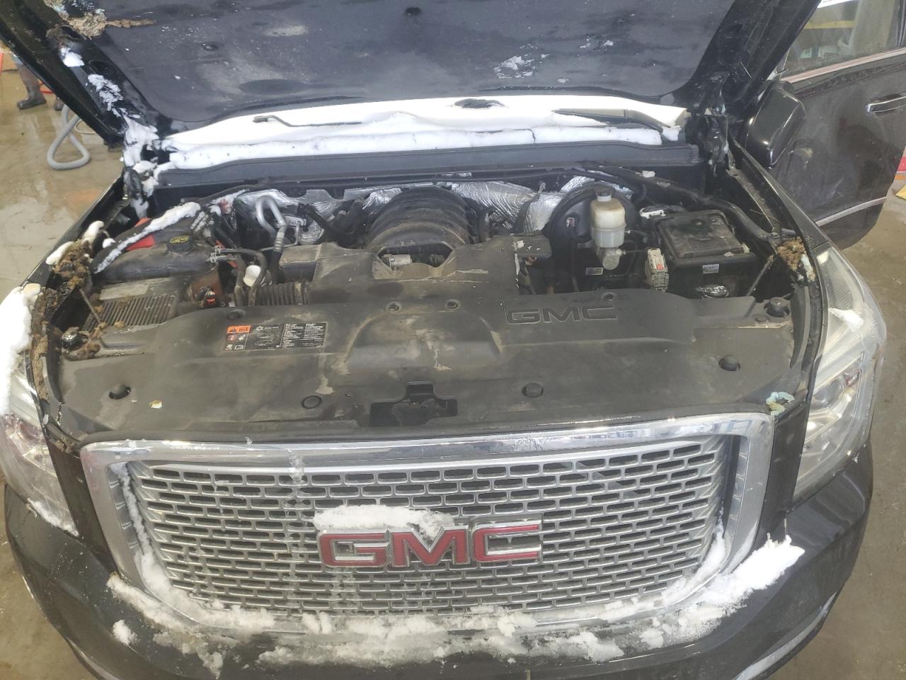2015 GMC Yukon - Image 12