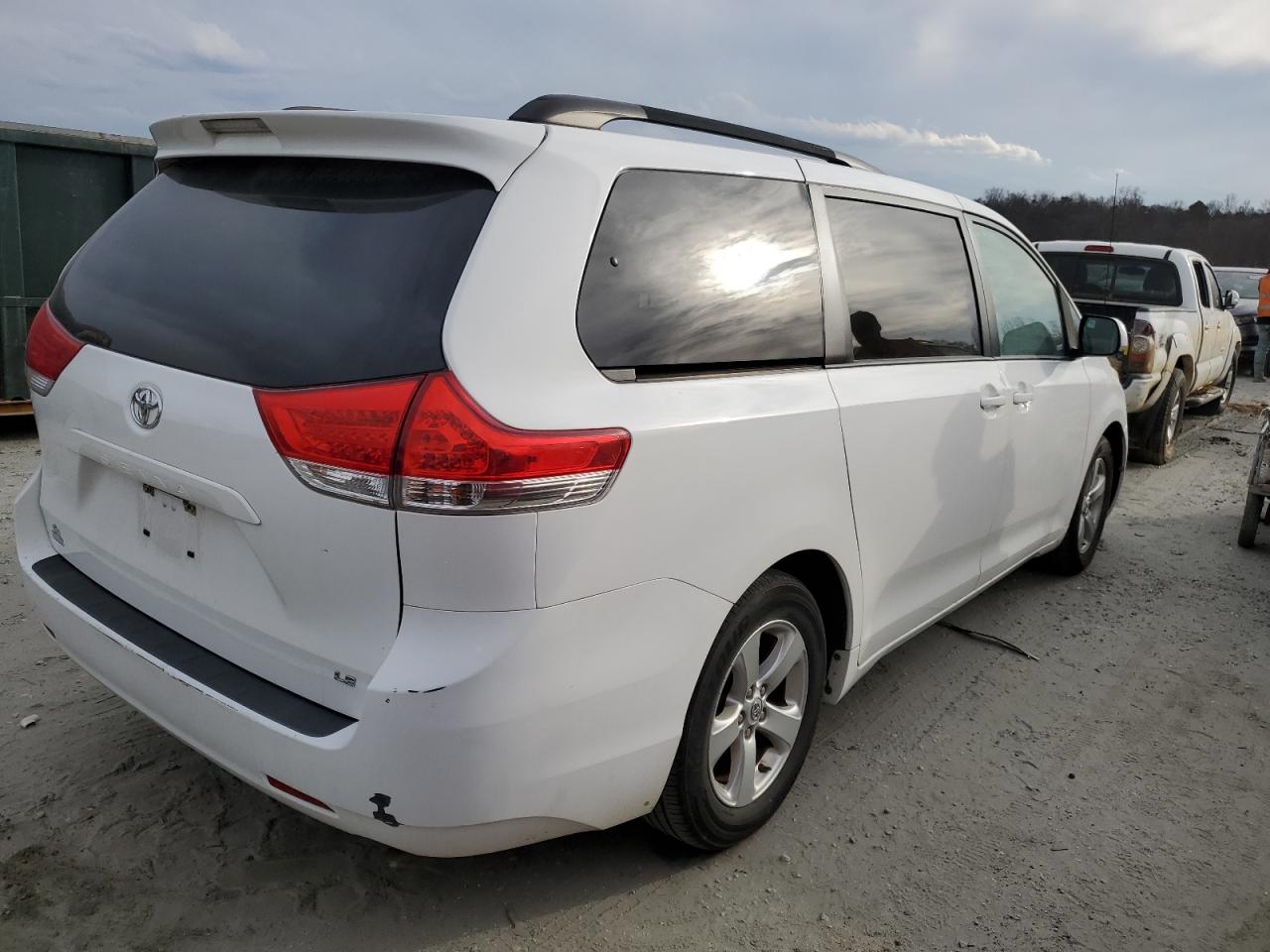 2013 Toyota Sienna - Image 3