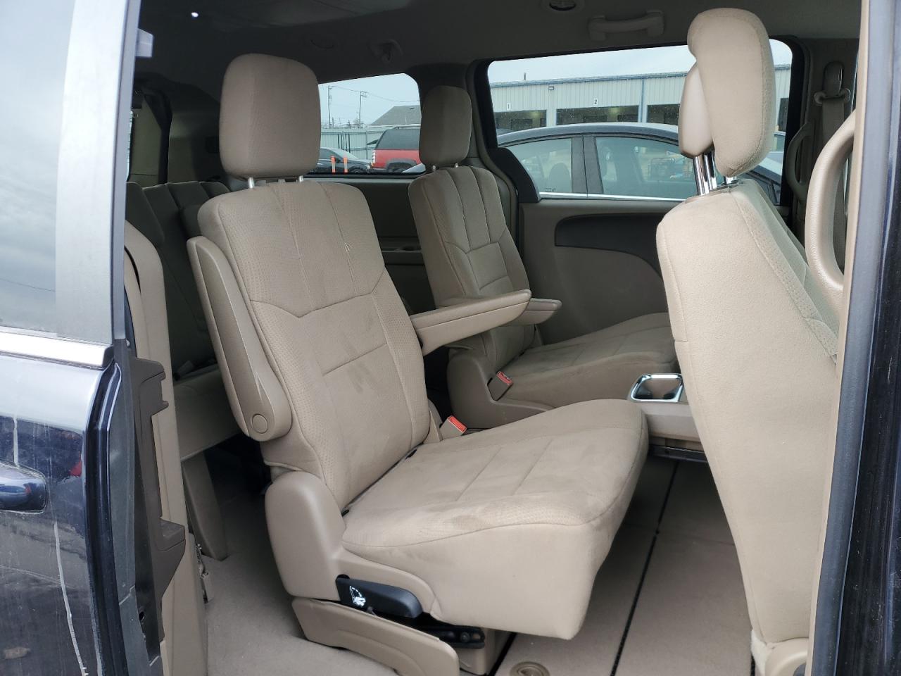 2011 Chrysler Town & Country - Image 11