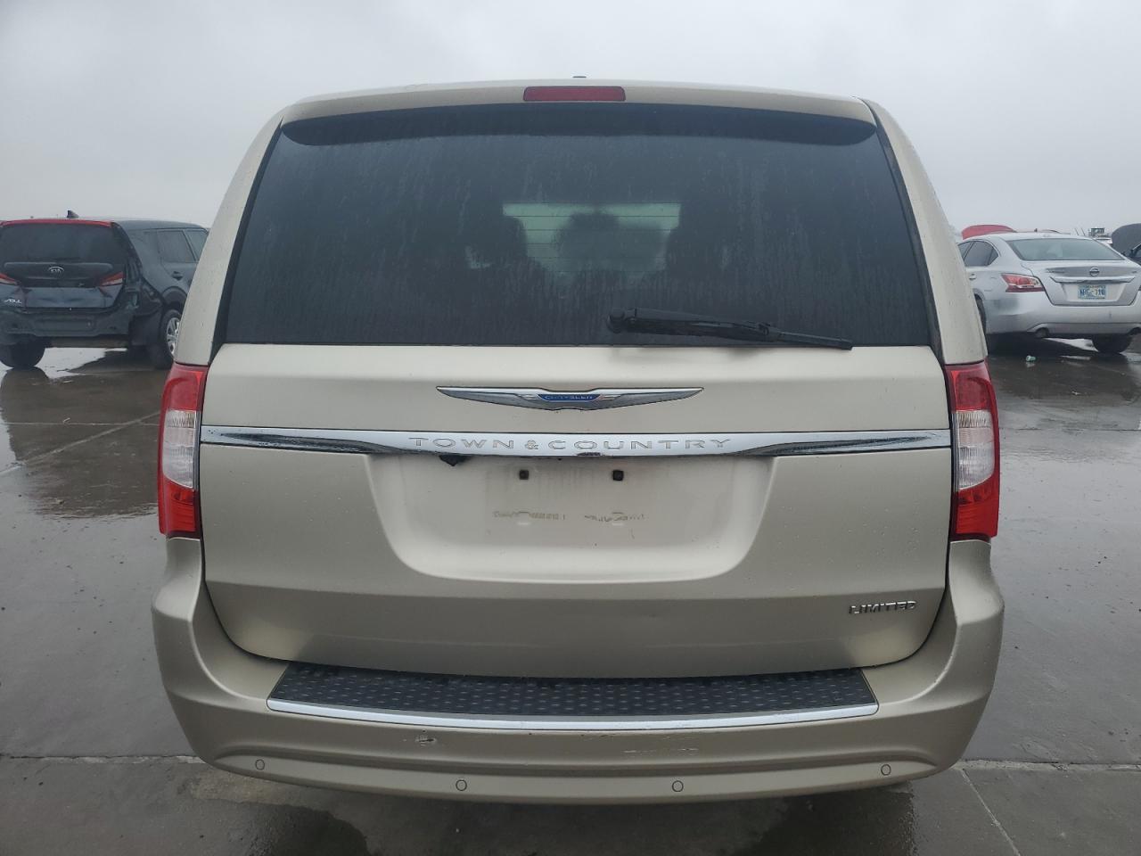 2016 Chrysler Town & Country - Image 6