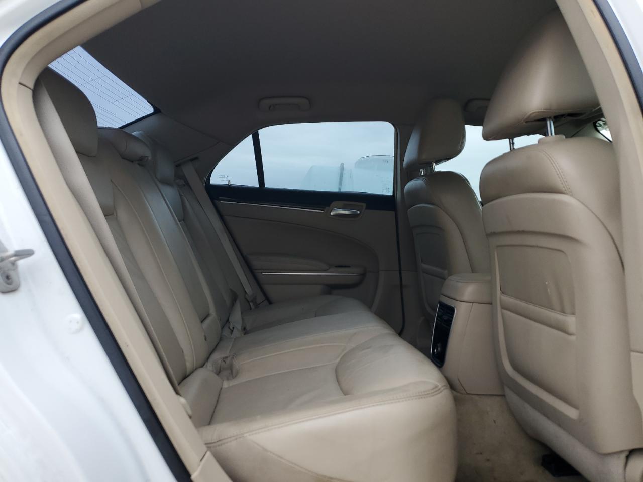 2013 Chrysler 300 - Image 10