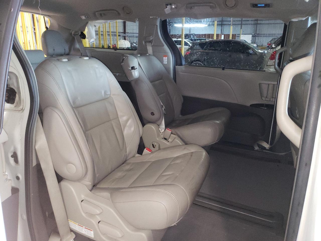 2015 Toyota Sienna - Image 11
