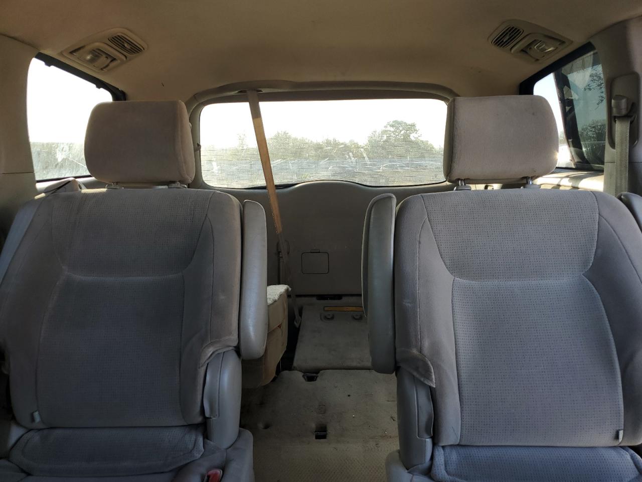 2004 Toyota Sienna - Image 10