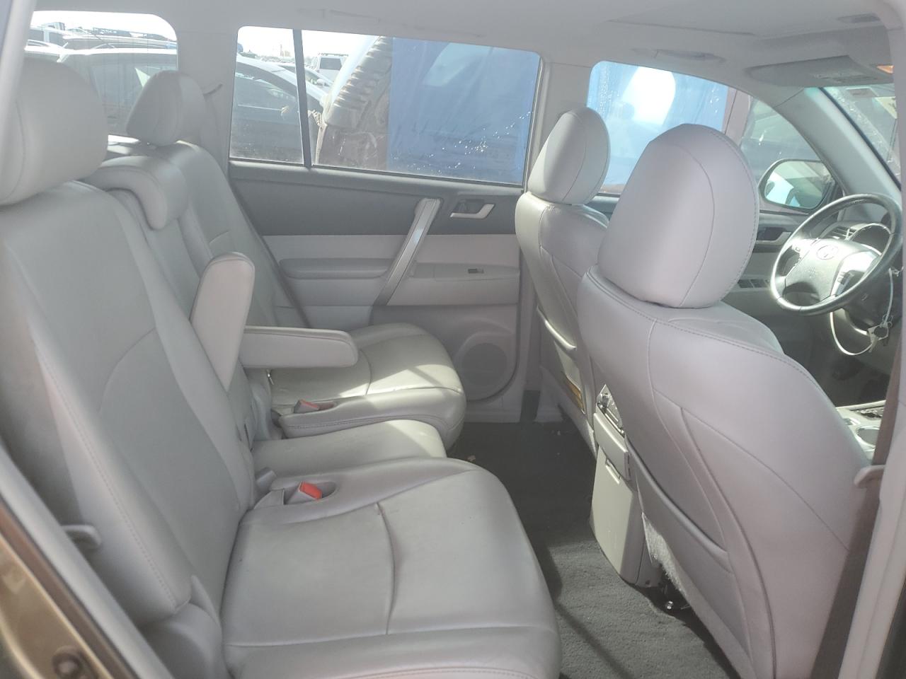 2012 Toyota Highlander - Image 11