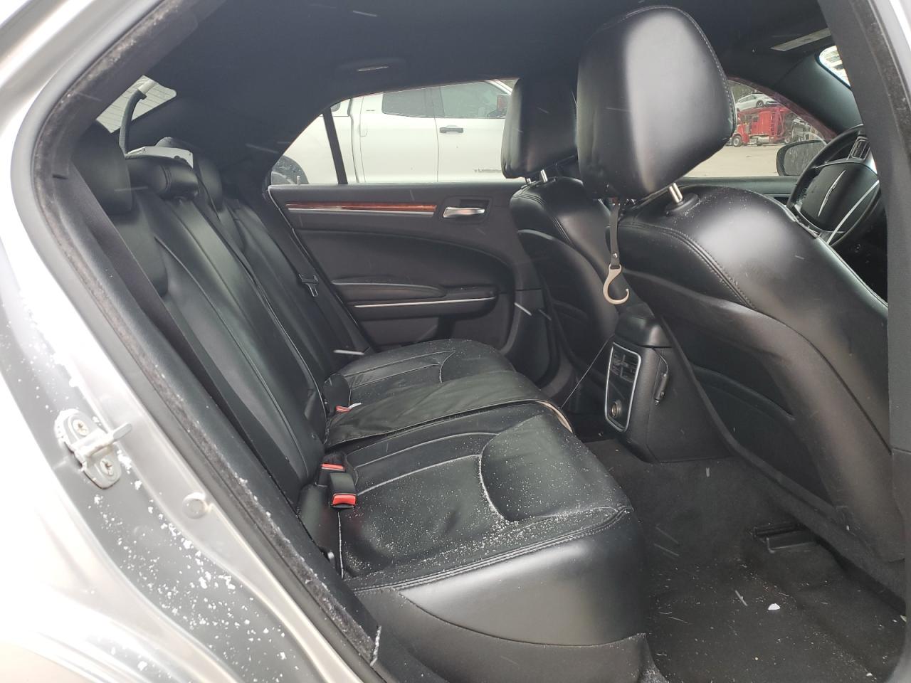 2014 Chrysler 300 - Image 11