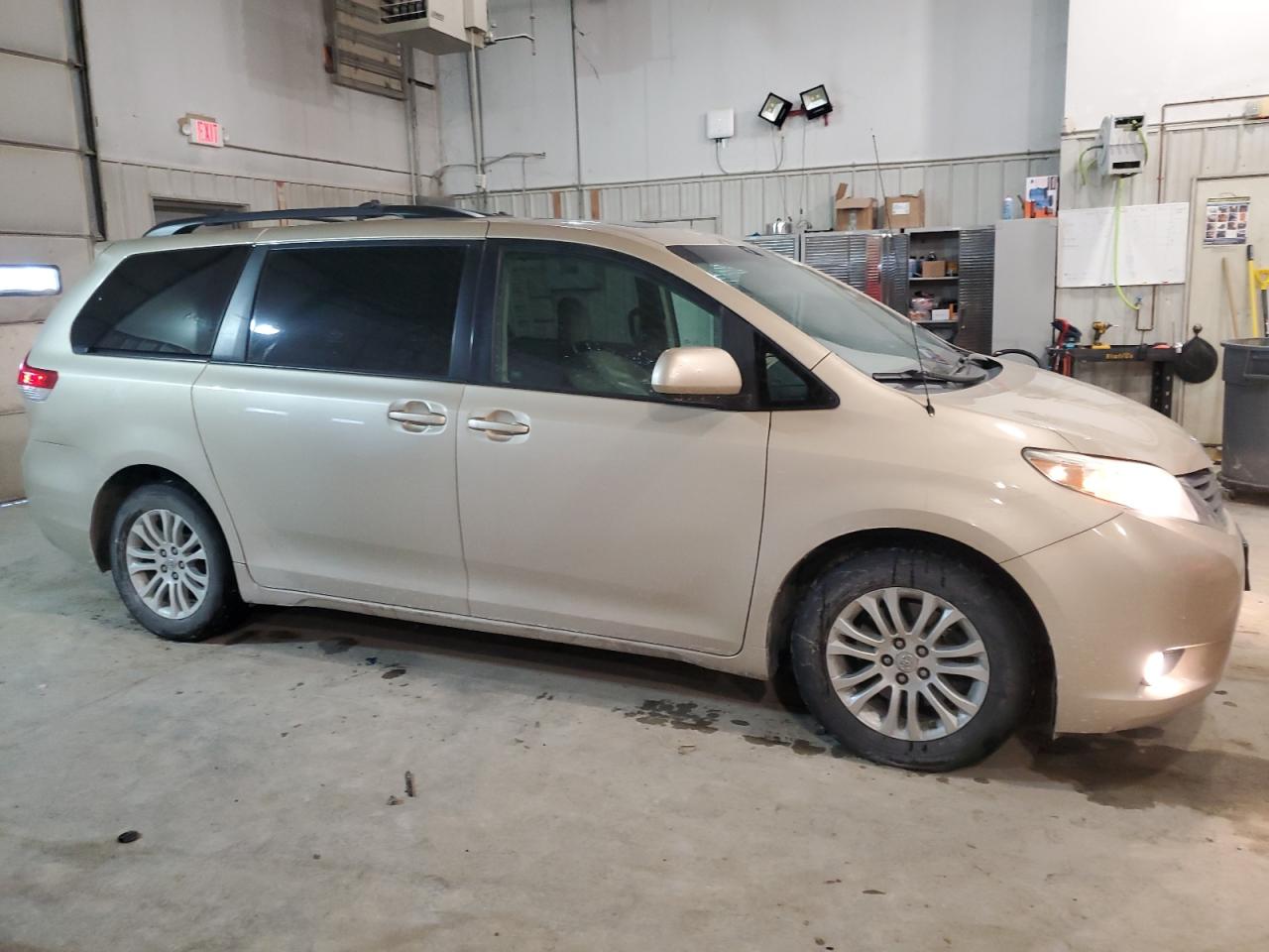 2012 Toyota Sienna - Image 4