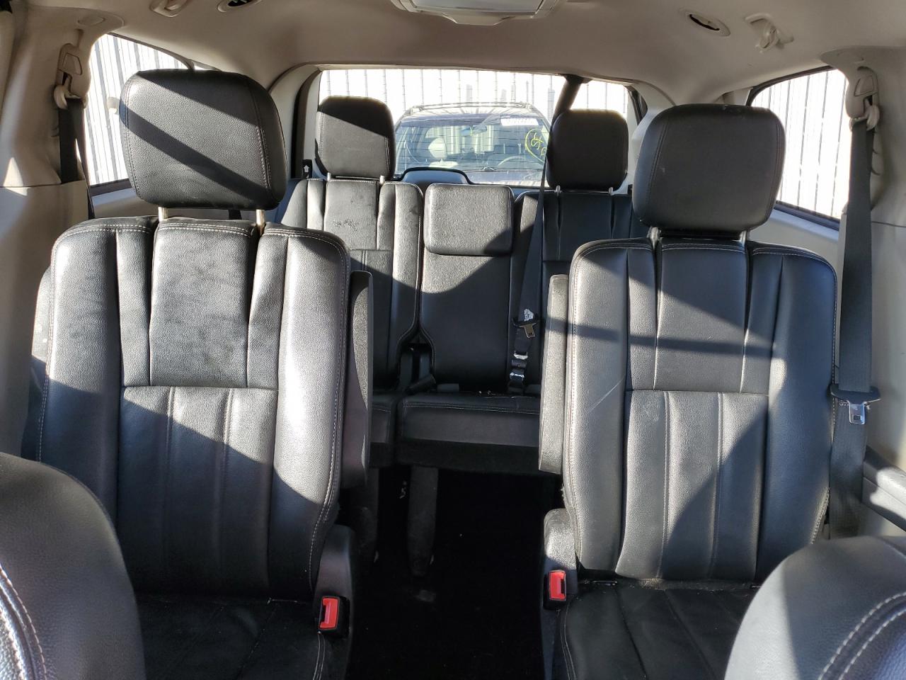 2013 Chrysler Town & Country - Image 10