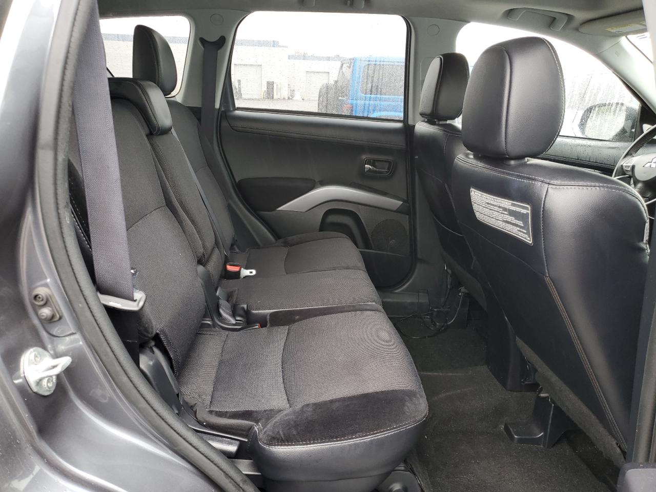 2011 Mitsubishi Outlander - Image 10