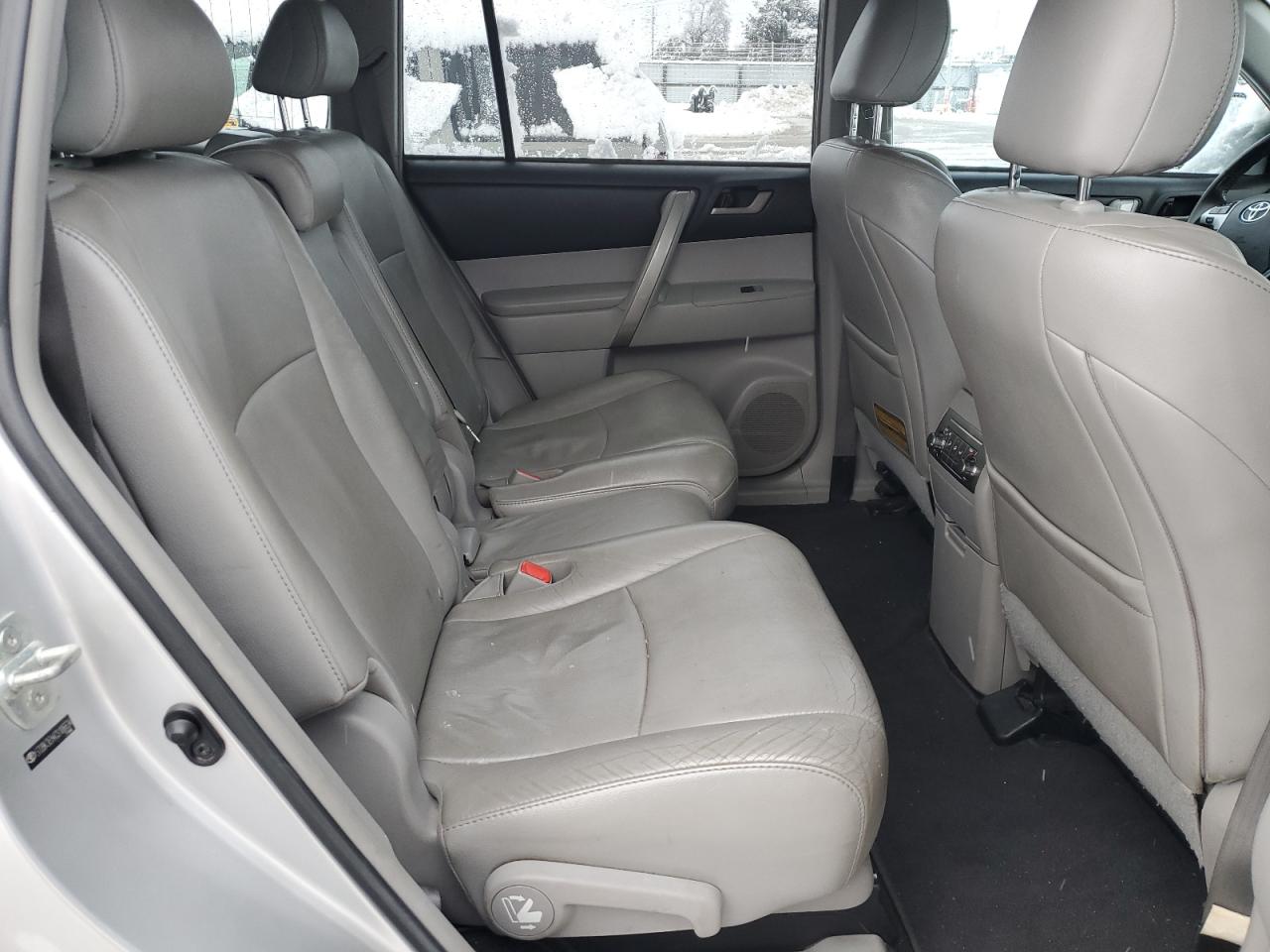 2012 Toyota Highlander - Image 11