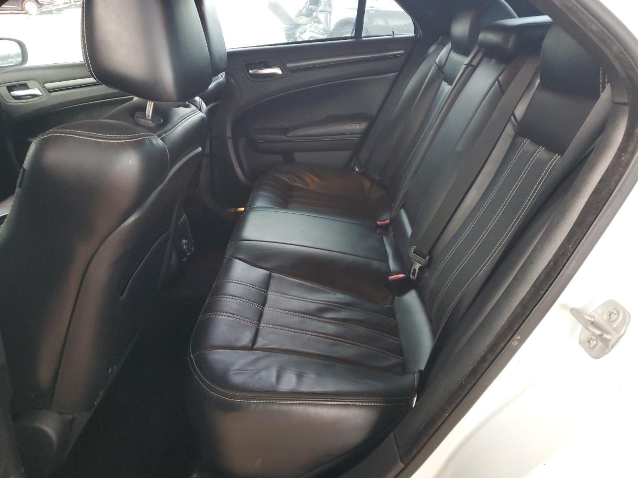 2014 Chrysler 300 - Image 11