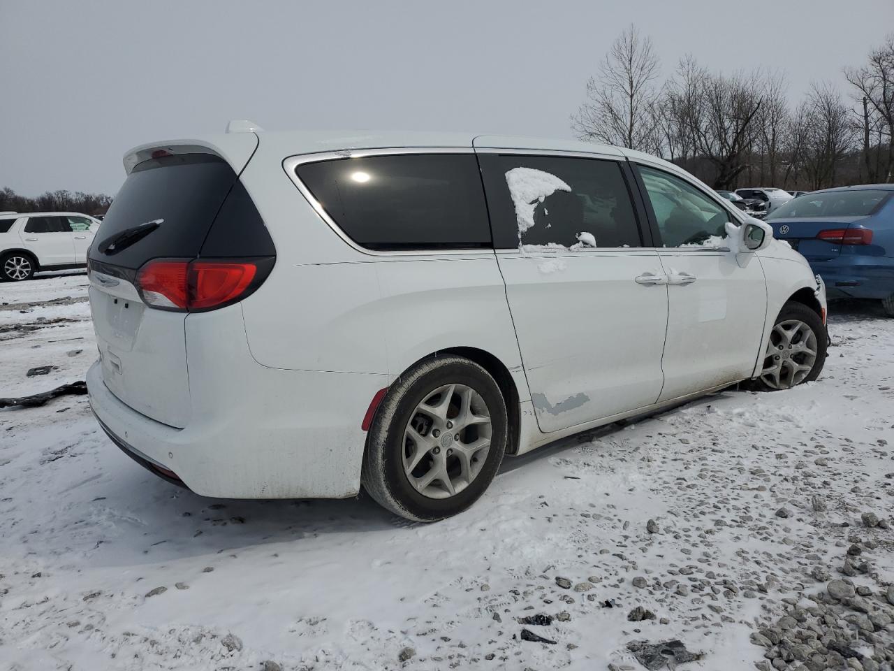 2018 Chrysler Pacifica - Image 3