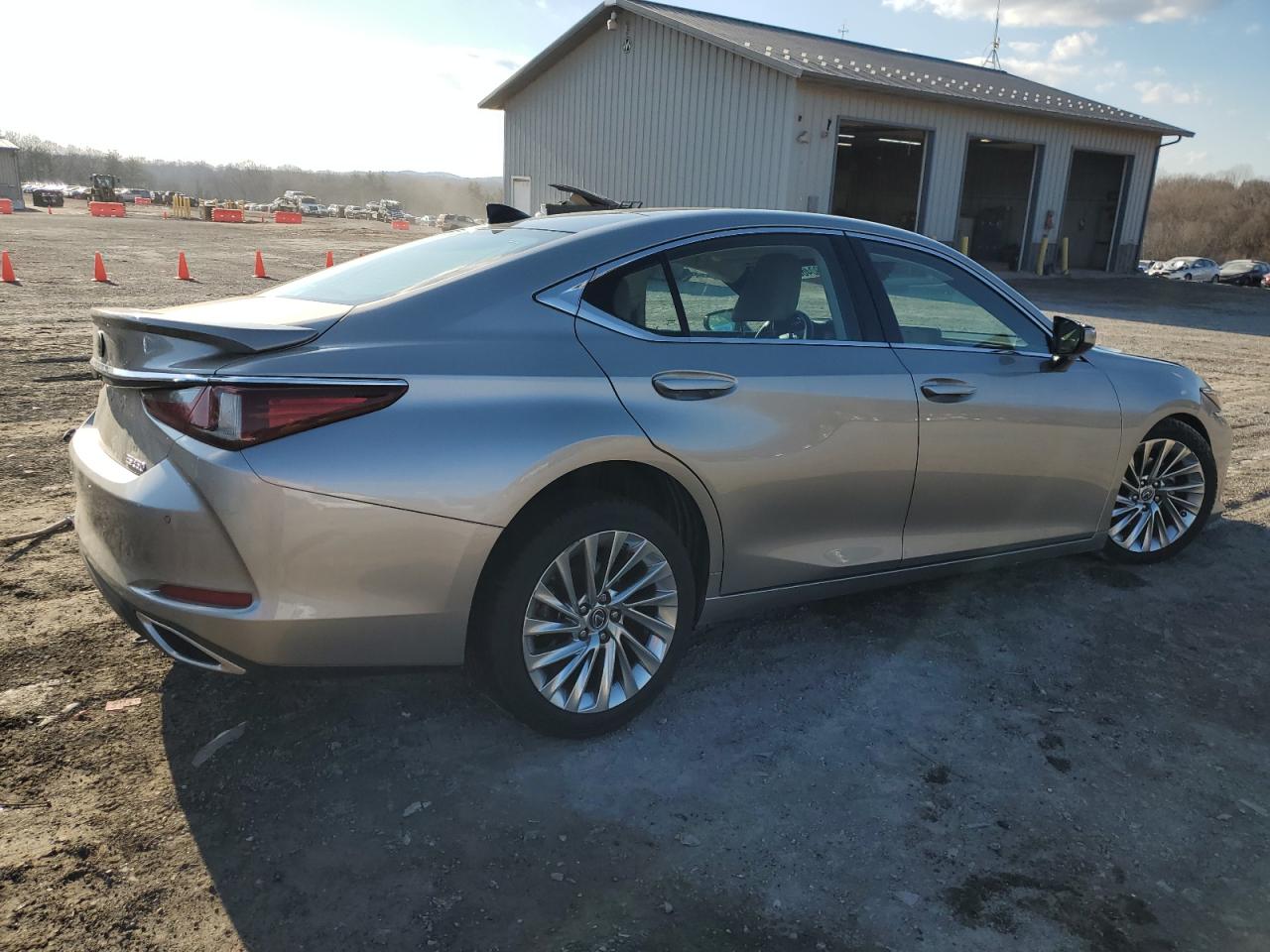 2020 Lexus ES - Image 3