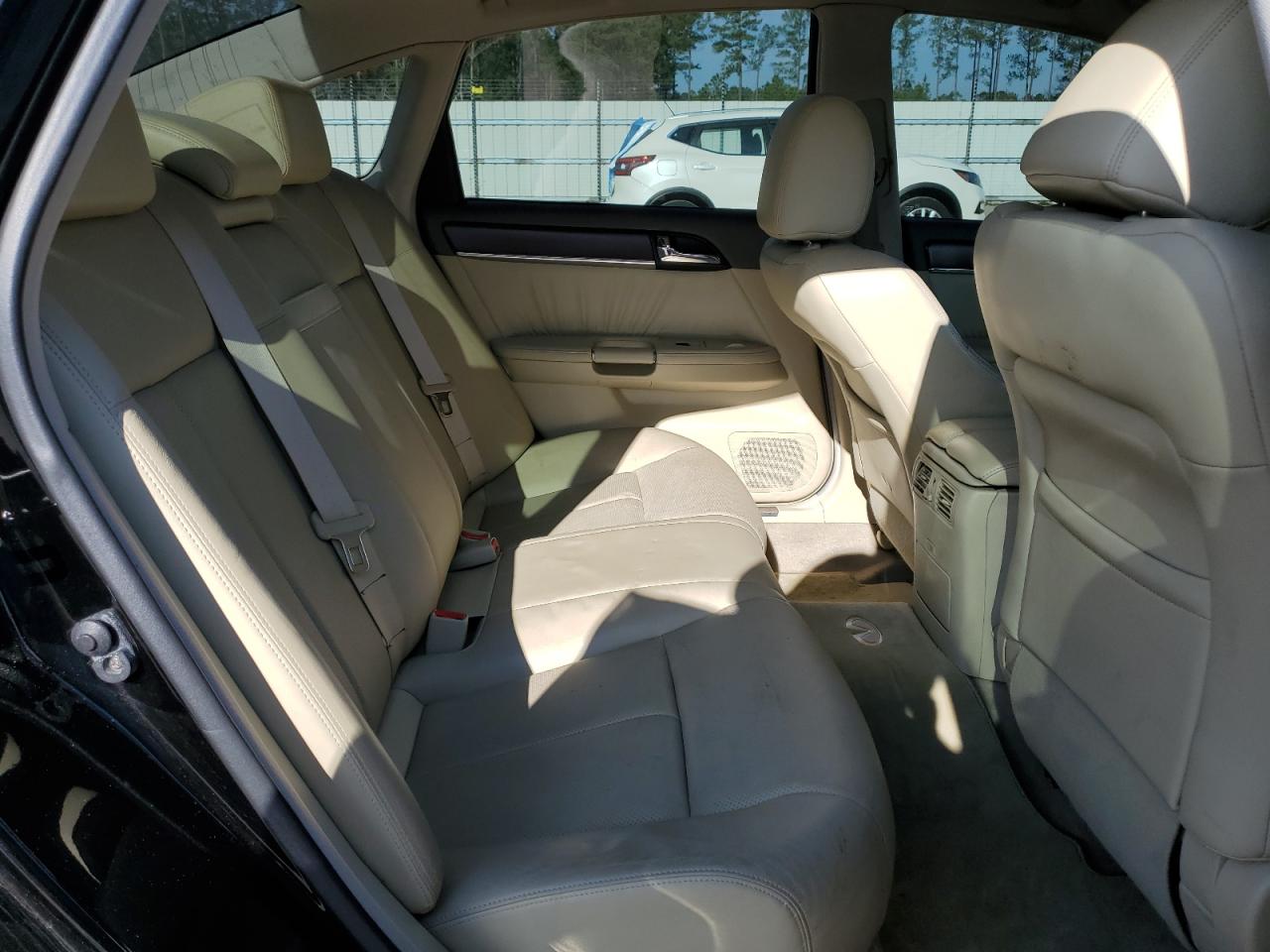 2010 Infiniti M - Image 10