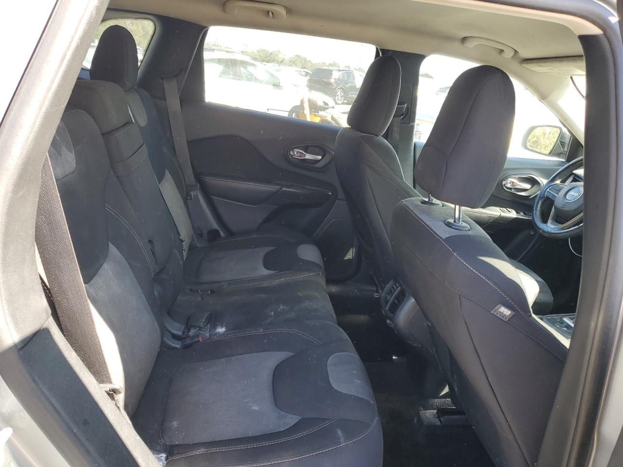 2016 Jeep Grand Cherokee - Image 11
