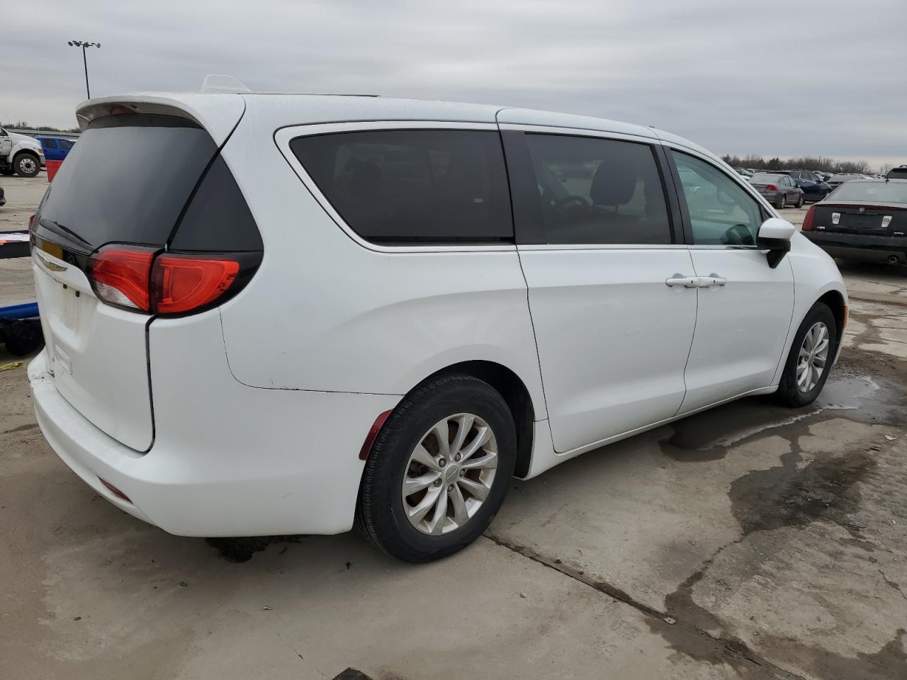 2017 Chrysler Pacifica - Image 3