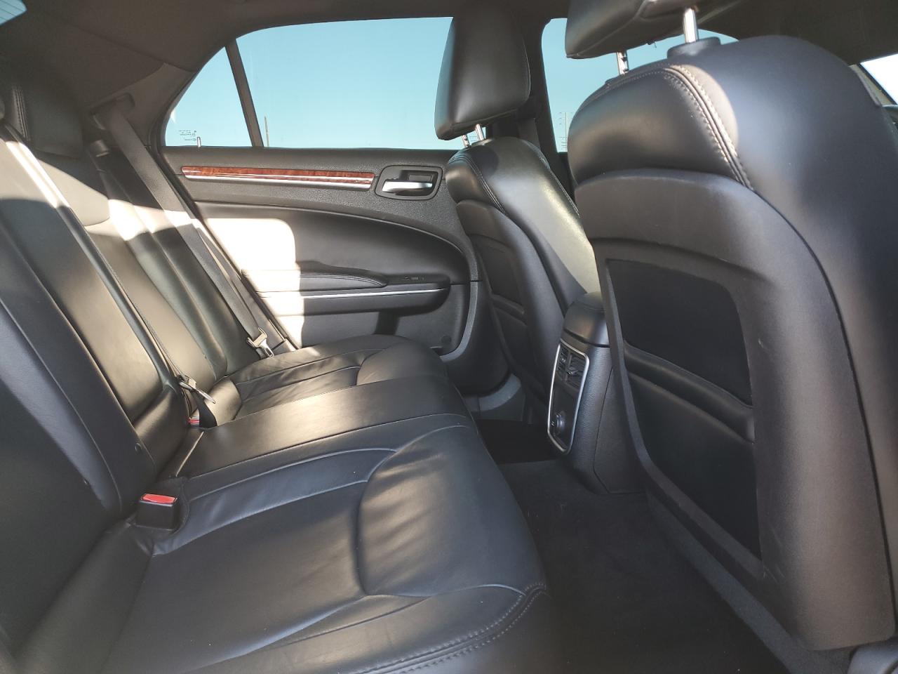 2014 Chrysler 300 - Image 11