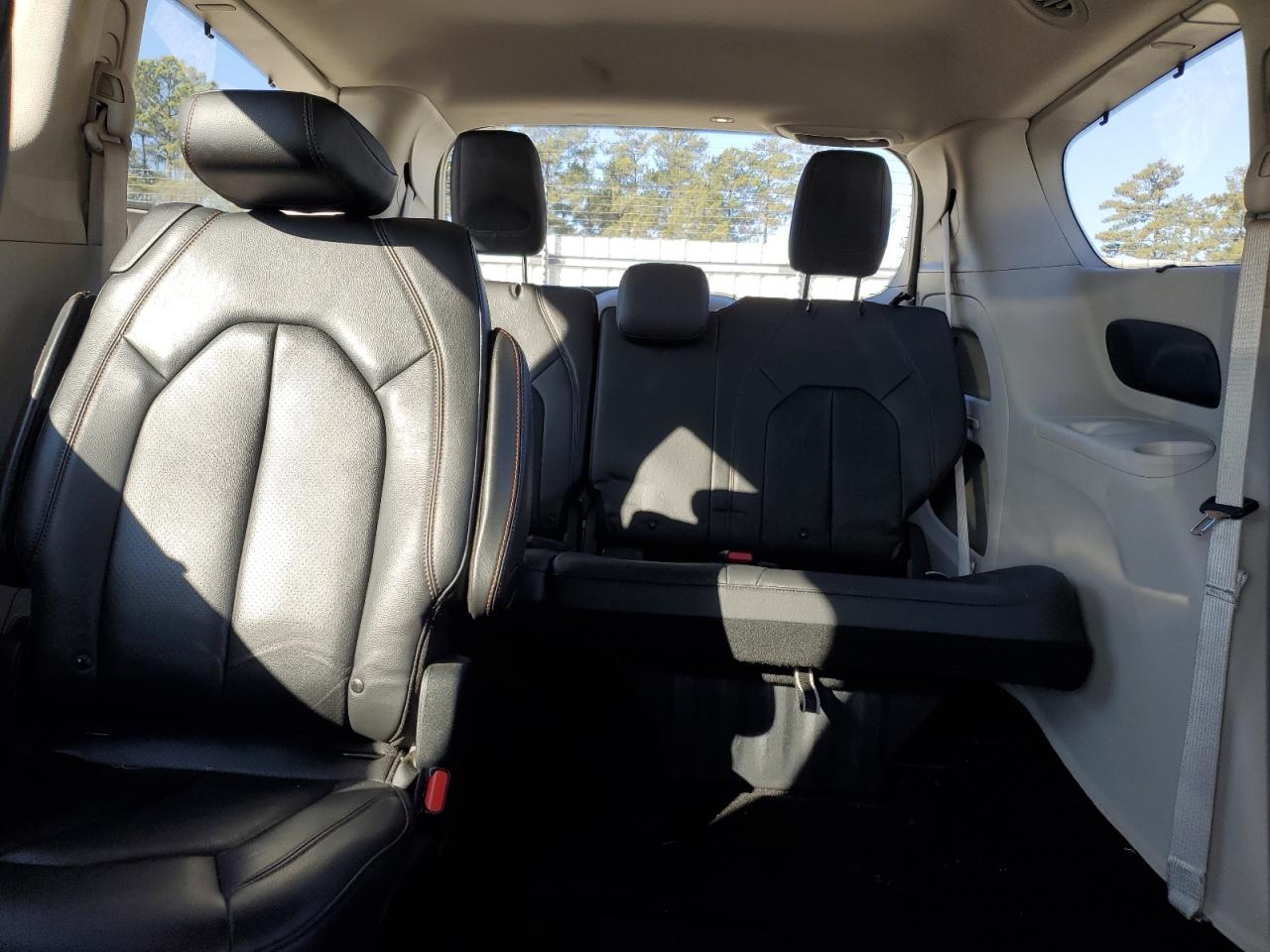 2017 Chrysler Pacifica - Image 10