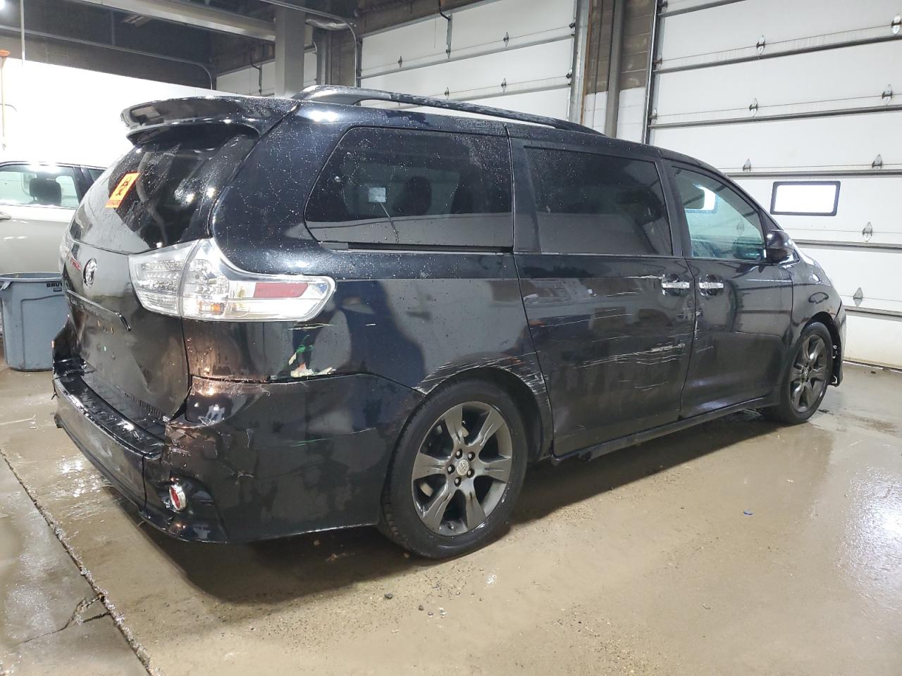 2015 Toyota Sienna - Image 3