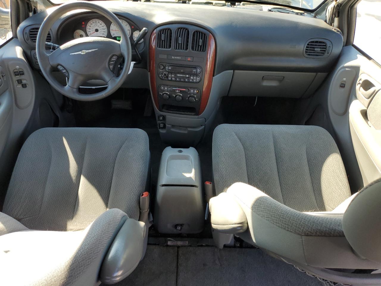 2005 Chrysler Town & Country Lx VIN: 2C4GP44RX5R553133 Lot: 46143045