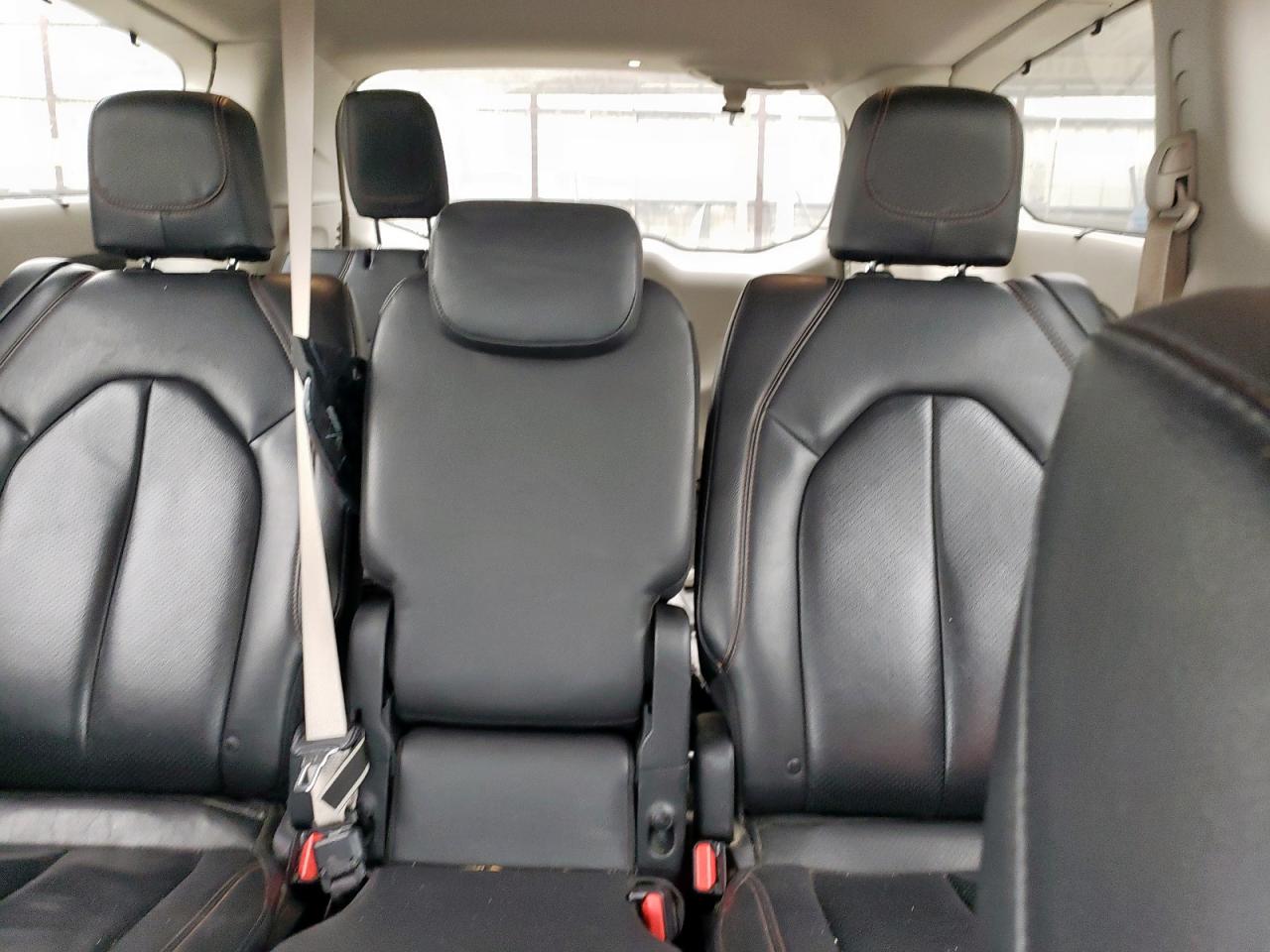 2017 Chrysler Pacifica - Image 10