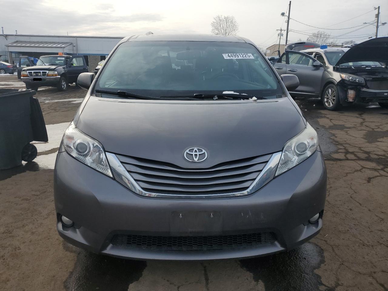 2015 Toyota Sienna - Image 5