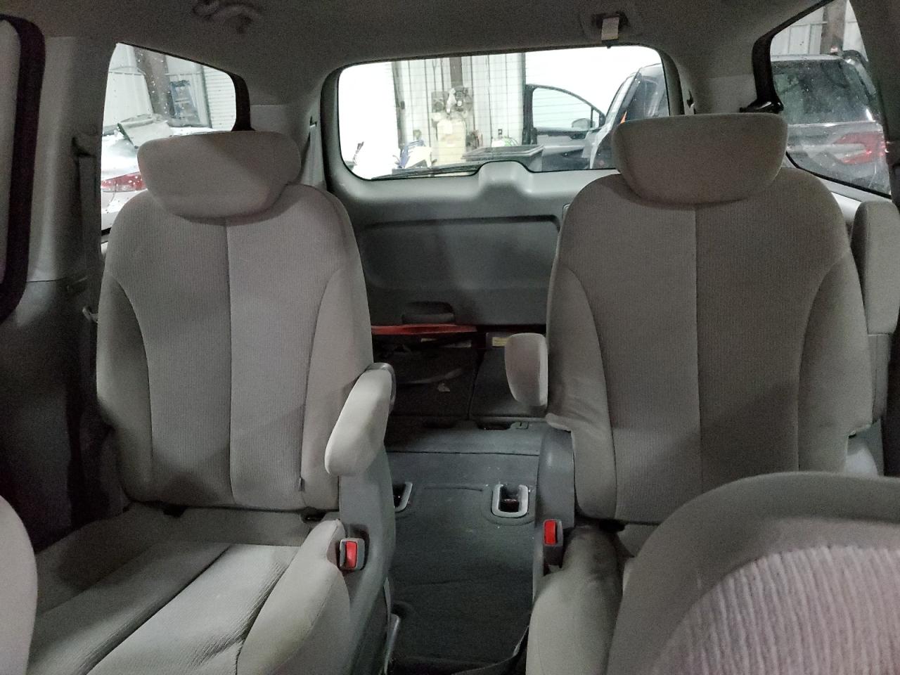 2010 Kia Sedona - Image 10
