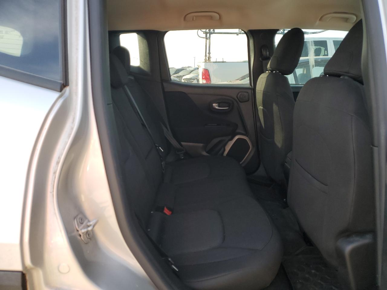 2015 Jeep Renegade - Image 11